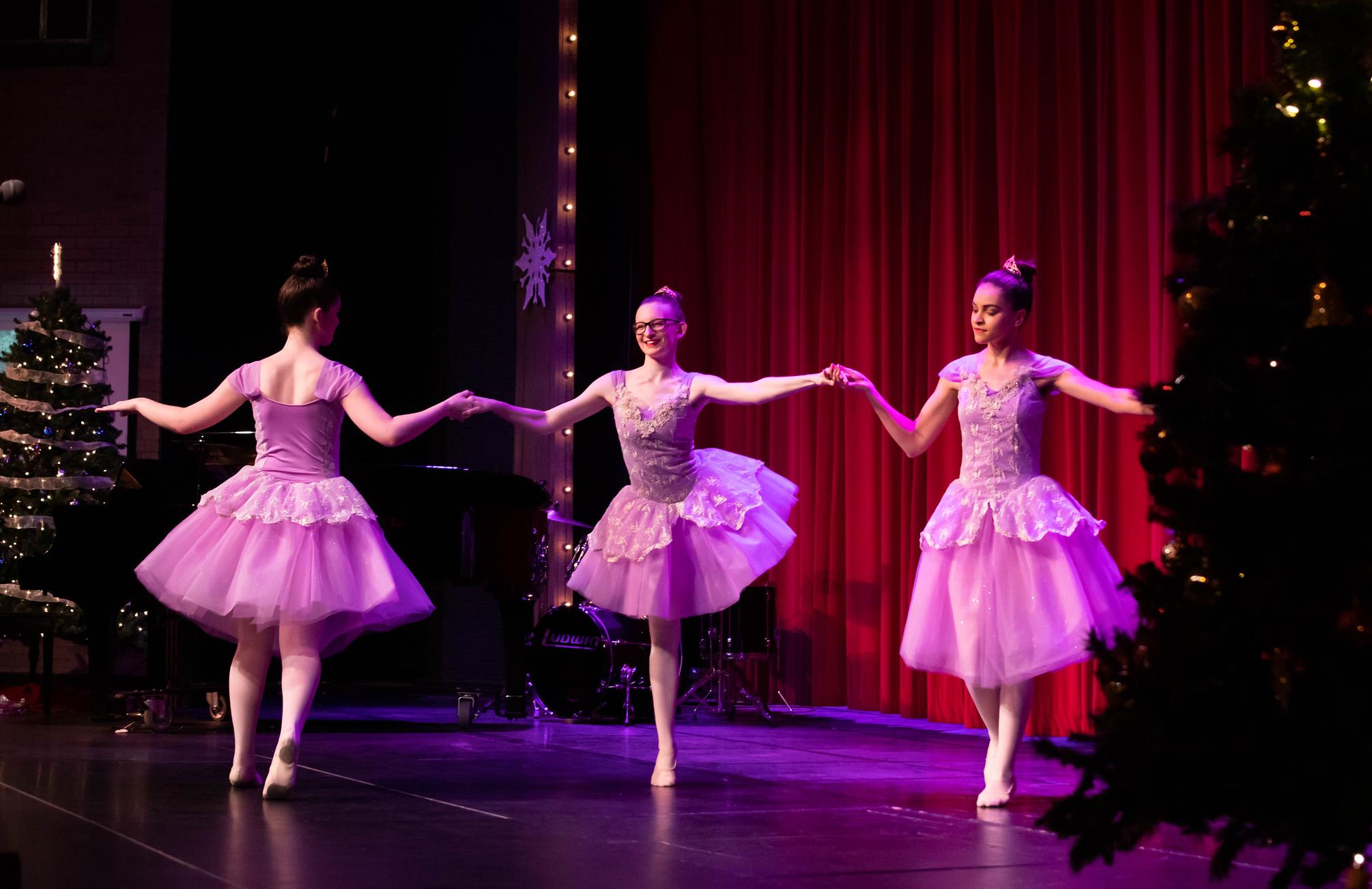 3 dancers dancing